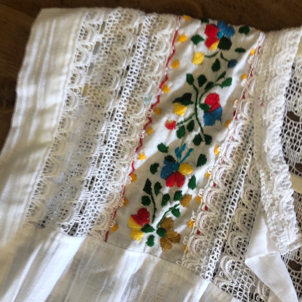 New Mexican Floral Embroidered Blouse Crochet Back - Picture 6 of 10